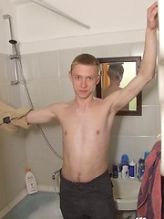 Tattooed twink rubs his muscled ass in the shower